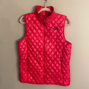 North Face pink Thermoball vest size Large barely worn excellent condition